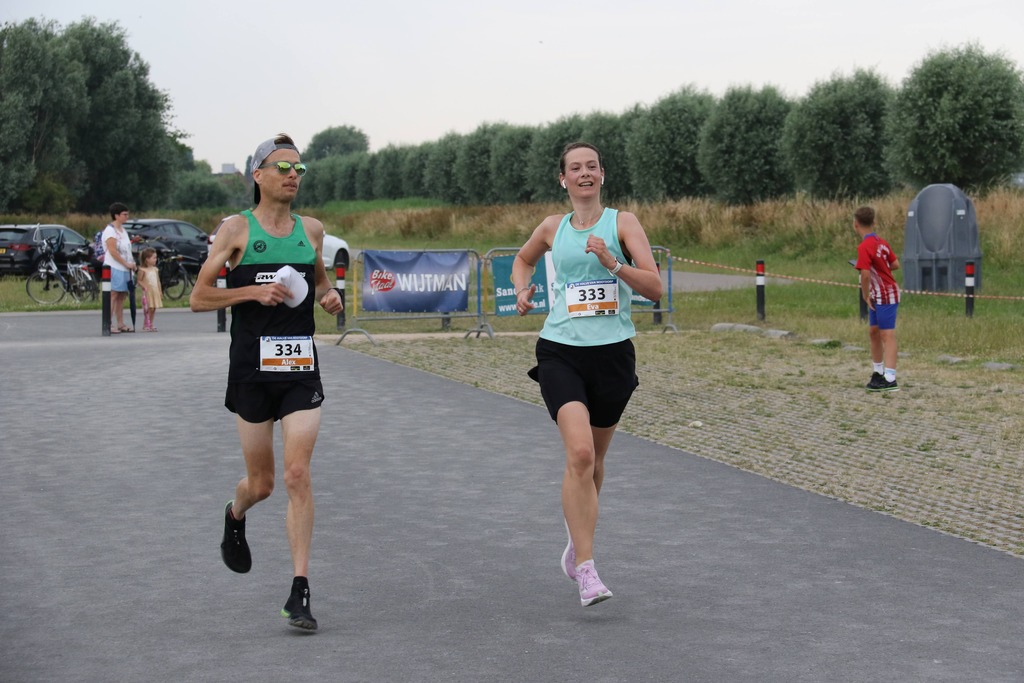 In 1:49:09 over de finish!