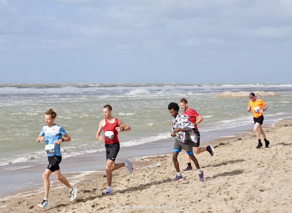 Gezandstraald worden op het Zeeuwse strand