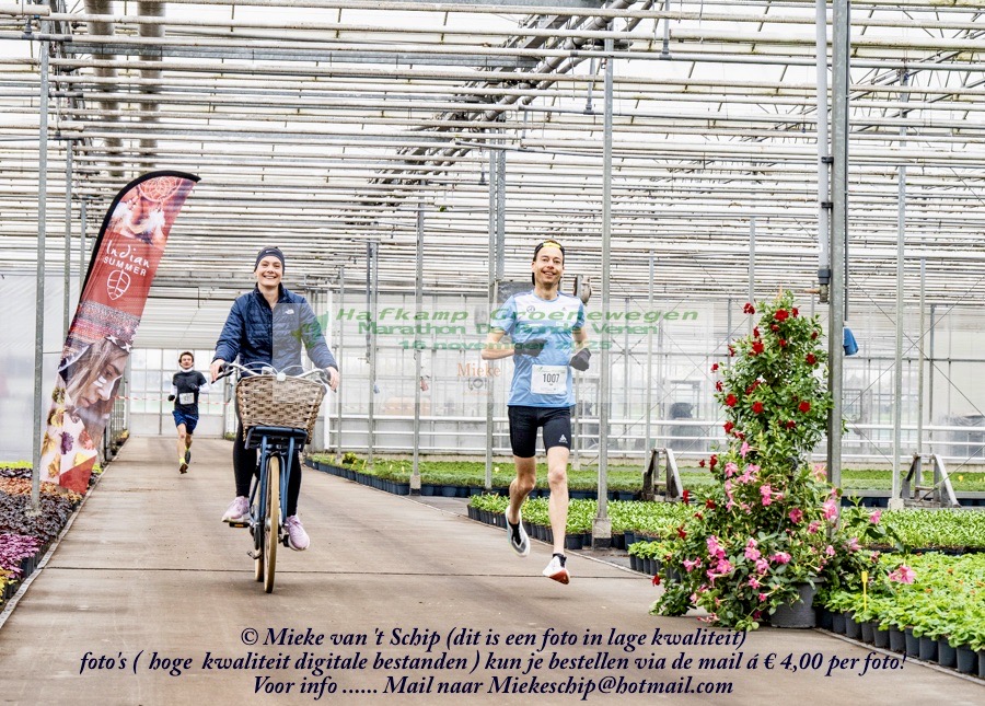 Dwars door de bloemenkas