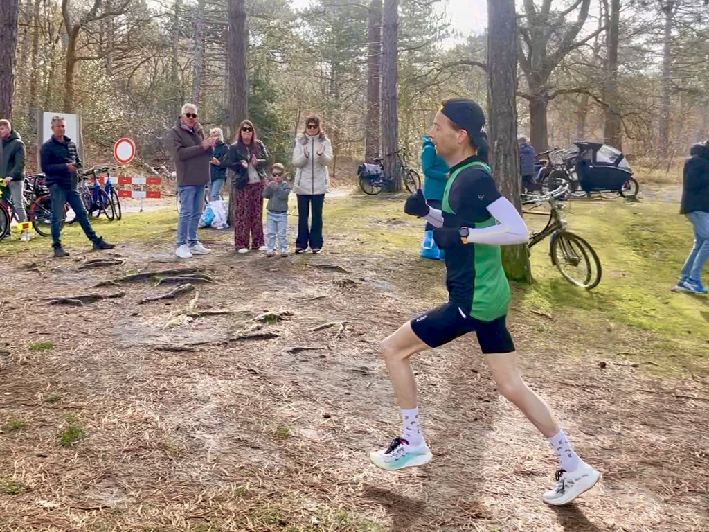 Rond het veertienkilometerpunt, tussen twee stukken strand in